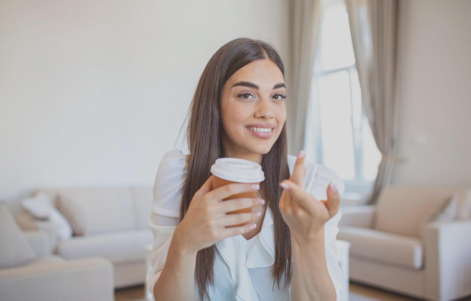 Profesional analizando documentos financieros